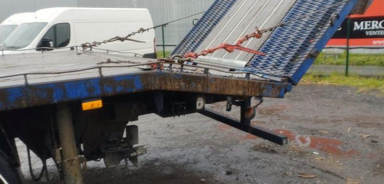 MERCEDES CAMION PLATEAU AVEC GRUE AUXILIAIRE FASSI F190,22 – DIESEL – 770662 KMS BLANC/BLEU EW-921-HF