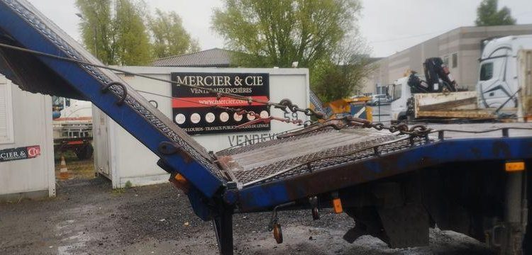 MERCEDES CAMION PLATEAU AVEC GRUE AUXILIAIRE FASSI F190,22 – DIESEL – 770662 KMS BLANC/BLEU EW-921-HF