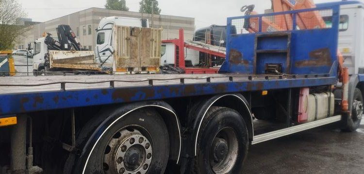 MERCEDES CAMION PLATEAU AVEC GRUE AUXILIAIRE FASSI F190,22 – DIESEL – 770662 KMS BLANC/BLEU EW-921-HF