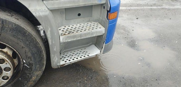 MERCEDES CAMION PLATEAU AVEC GRUE AUXILIAIRE FASSI F190,22 – DIESEL – 770662 KMS BLANC/BLEU EW-921-HF