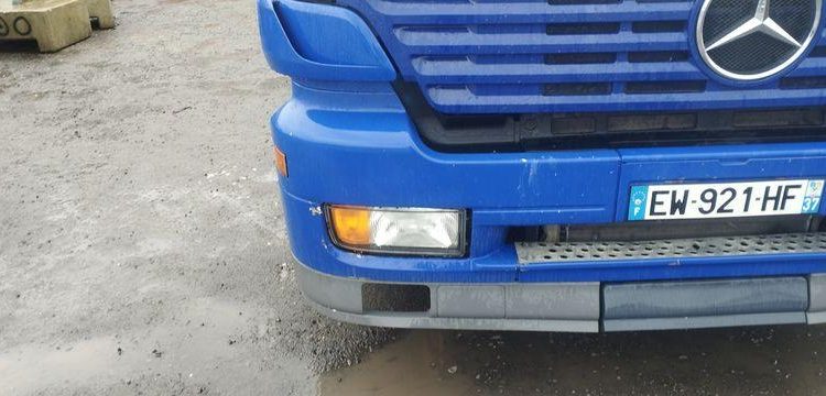 MERCEDES CAMION PLATEAU AVEC GRUE AUXILIAIRE FASSI F190,22 – DIESEL – 770662 KMS BLANC/BLEU EW-921-HF