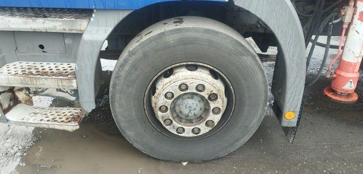 MERCEDES CAMION PLATEAU AVEC GRUE AUXILIAIRE FASSI F190,22 – DIESEL – 770662 KMS BLANC/BLEU EW-921-HF