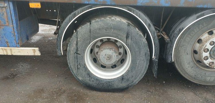 MERCEDES CAMION PLATEAU AVEC GRUE AUXILIAIRE FASSI F190,22 – DIESEL – 770662 KMS BLANC/BLEU EW-921-HF
