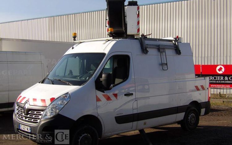 RENAULT MASTER L2H2 2,3DCI 130CH NACELLE KLUBB/K26 11,80 M – DIESEL – 201 H – 63361 KMS BLANC EZ-421-WJ