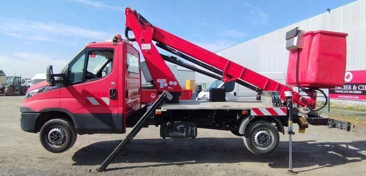 IVECO 35S12 AVEC NACELLE FRANCE ELE B17CTE 2/23 16M ROUGE FC-444-AV