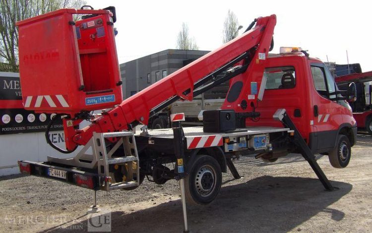 IVECO 35S12 AVEC NACELLE FRANCE ELE B17CTE 2/23 16M ROUGE FC-444-AV