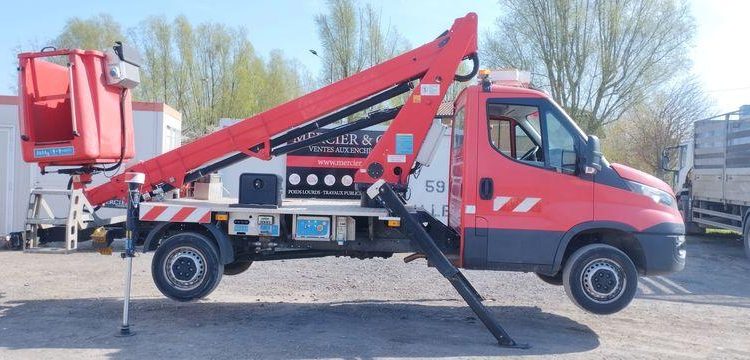 IVECO 35S12 AVEC NACELLE FRANCE ELE B17CTE 2/23 16M ROUGE FC-444-AV