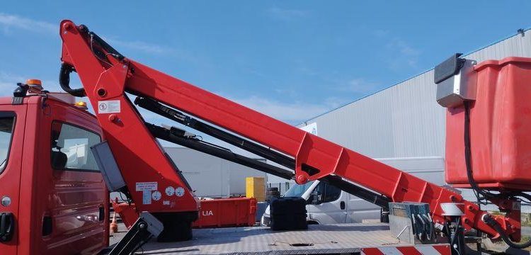 IVECO 35S12 AVEC NACELLE FRANCE ELE B17CTE 2/23 16M ROUGE FC-444-AV