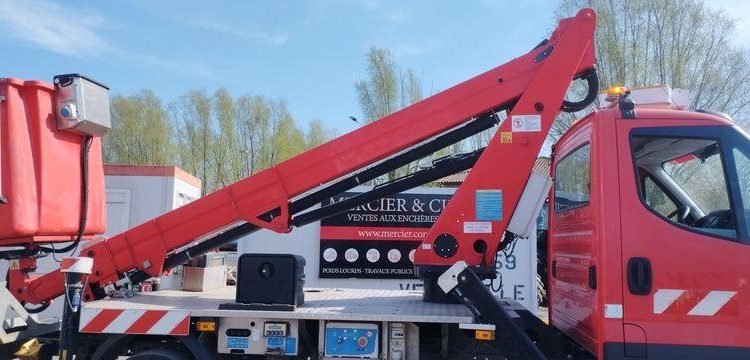 IVECO 35S12 AVEC NACELLE FRANCE ELE B17CTE 2/23 16M ROUGE FC-444-AV