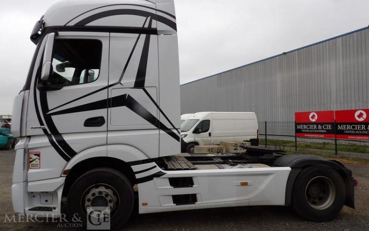 MERCEDES TRACTEUR ROUTIER ACTROS 1948 – PTAC 19 TONNES – DIESEL  – 519750 KMS – AN 2021 BLANC FW-618-YT