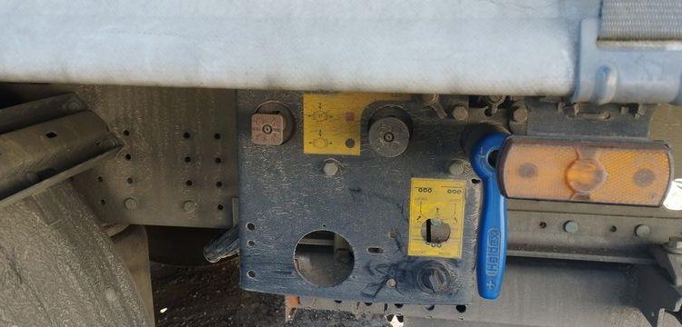 SCHMITZ SEMI REMORQUE BACHEE SCB S3T AVEC HAYON – 3 ESSIUEUX – PTAC 38 TONNES – AN 2021  FZ-756-BZ
