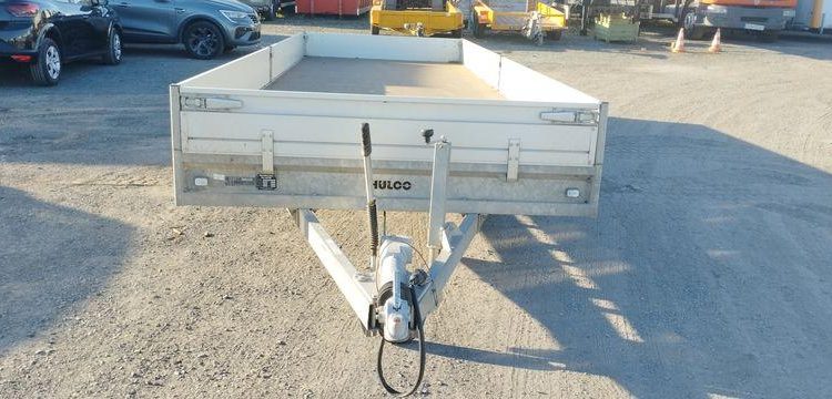 HULCO REMORQUE PLATEAU RIDELLES 3 ESSIEUX – PTAC 3,5 TONNES – ANNEE 2023  GS-236-AX