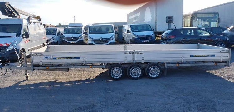 HULCO REMORQUE PLATEAU RIDELLES 3 ESSIEUX – PTAC 3,5 TONNES – ANNEE 2023  GS-236-AX
