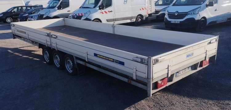 HULCO REMORQUE PLATEAU RIDELLES 3 ESSIEUX – PTAC 3,5 TONNES – ANNEE 2023  GS-236-AX