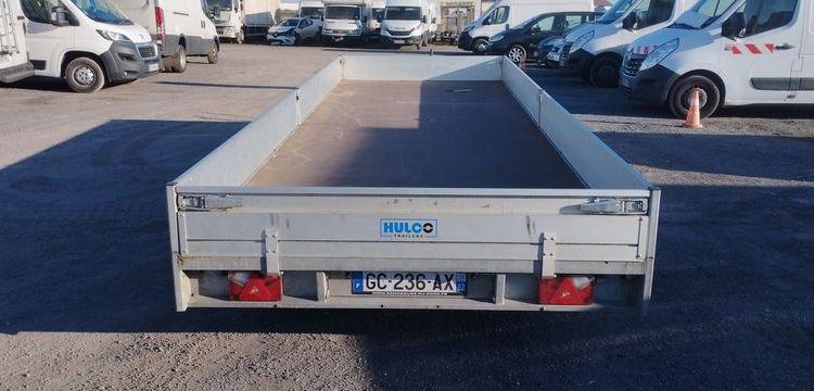 HULCO REMORQUE PLATEAU RIDELLES 3 ESSIEUX – PTAC 3,5 TONNES – ANNEE 2023  GS-236-AX