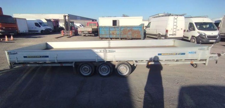 HULCO REMORQUE PLATEAU RIDELLES 3 ESSIEUX – PTAC 3,5 TONNES – ANNEE 2023  GS-236-AX