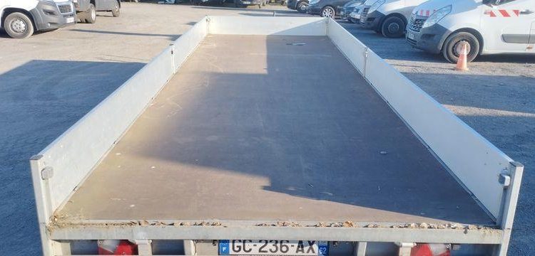 HULCO REMORQUE PLATEAU RIDELLES 3 ESSIEUX – PTAC 3,5 TONNES – ANNEE 2023  GS-236-AX