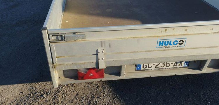 HULCO REMORQUE PLATEAU RIDELLES 3 ESSIEUX – PTAC 3,5 TONNES – ANNEE 2023  GS-236-AX