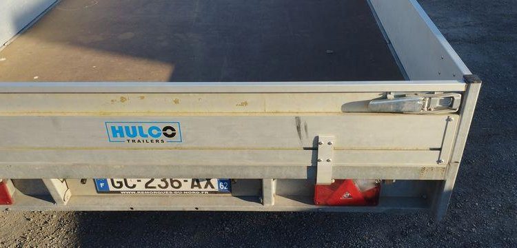 HULCO REMORQUE PLATEAU RIDELLES 3 ESSIEUX – PTAC 3,5 TONNES – ANNEE 2023  GS-236-AX