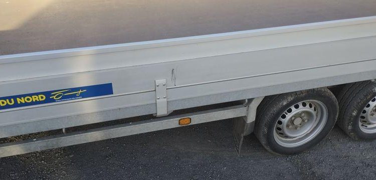 HULCO REMORQUE PLATEAU RIDELLES 3 ESSIEUX – PTAC 3,5 TONNES – ANNEE 2023  GS-236-AX