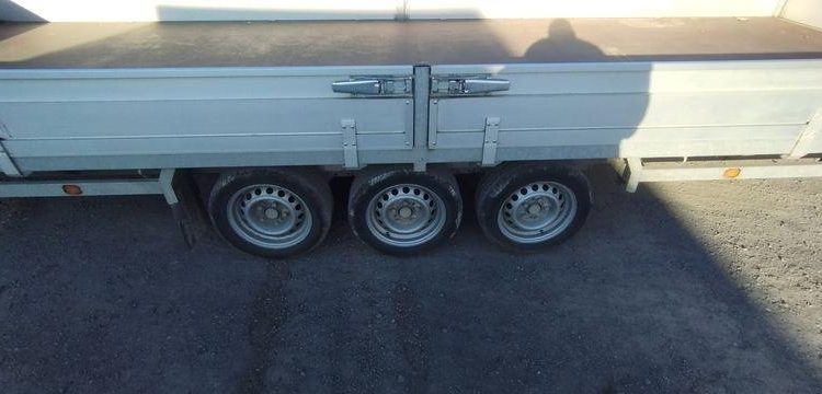 HULCO REMORQUE PLATEAU RIDELLES 3 ESSIEUX – PTAC 3,5 TONNES – ANNEE 2023  GS-236-AX