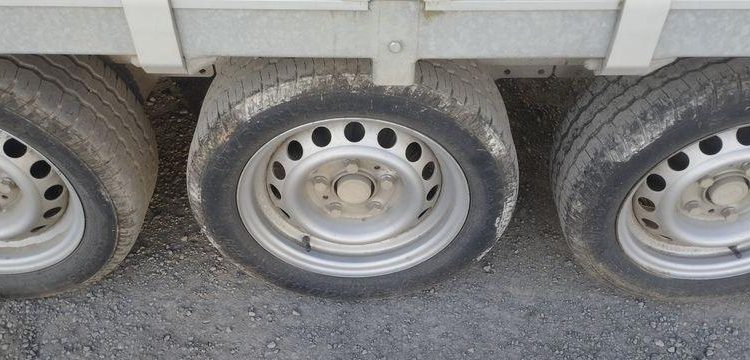 HULCO REMORQUE PLATEAU RIDELLES 3 ESSIEUX – PTAC 3,5 TONNES – ANNEE 2023  GS-236-AX