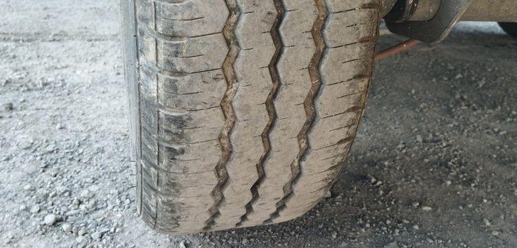 HULCO REMORQUE PLATEAU RIDELLES 3 ESSIEUX – PTAC 3,5 TONNES – ANNEE 2023  GS-236-AX