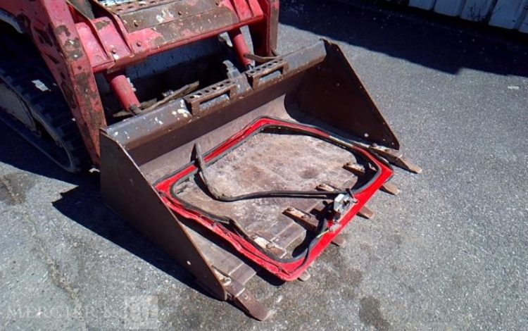 BOBCAT CHARGEUR COMPACT  SUR CHENILLE T110 1717H AN2013 ROUGE T110