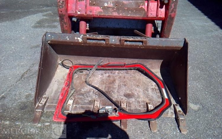 BOBCAT CHARGEUR COMPACT  SUR CHENILLE T110 1717H AN2013 ROUGE T110