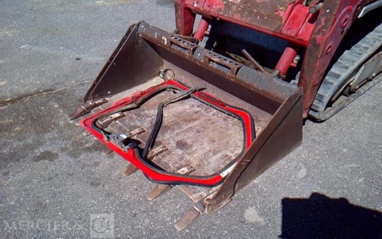 BOBCAT CHARGEUR COMPACT  SUR CHENILLE T110 1717H AN2013 ROUGE T110