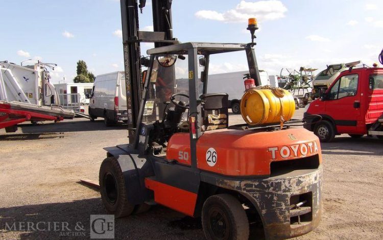 TOYOTA CHARIOT ELEVATEUR FRONTAL 5 TONNES  10330