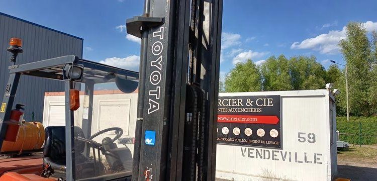 TOYOTA CHARIOT ELEVATEUR FRONTAL 5 TONNES  10330
