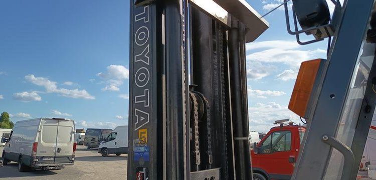 TOYOTA CHARIOT ELEVATEUR FRONTAL 5 TONNES  10330