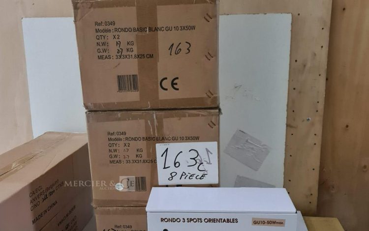 Autre Lot de 14 éléments en PVC de différentes formes  de diamètre 250  162