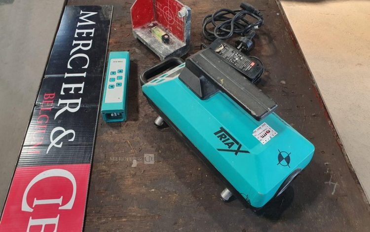 TRIAX   NIV748600