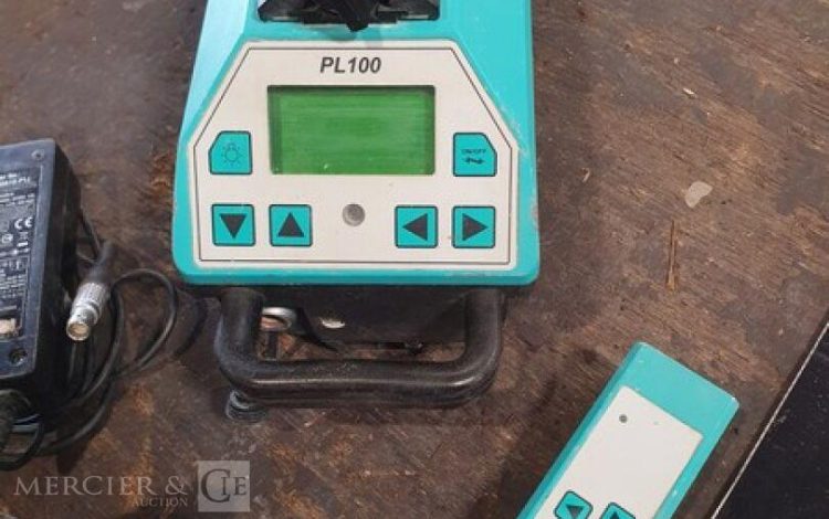 TRIAX   NIV748600