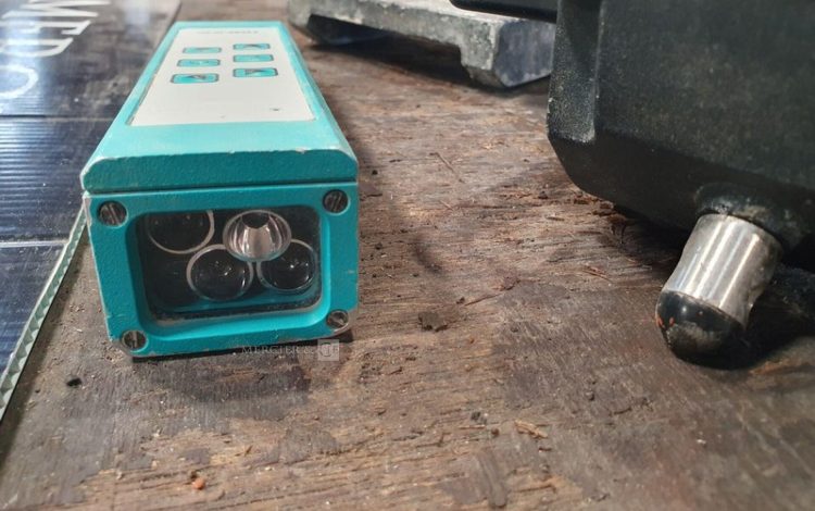 TRIAX   NIV748600