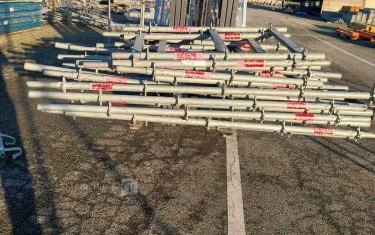Autre Lot de 17 montants pour échafaudage dont 10 de 80 x 200 cm et 7 de 80 x 100 cm  18