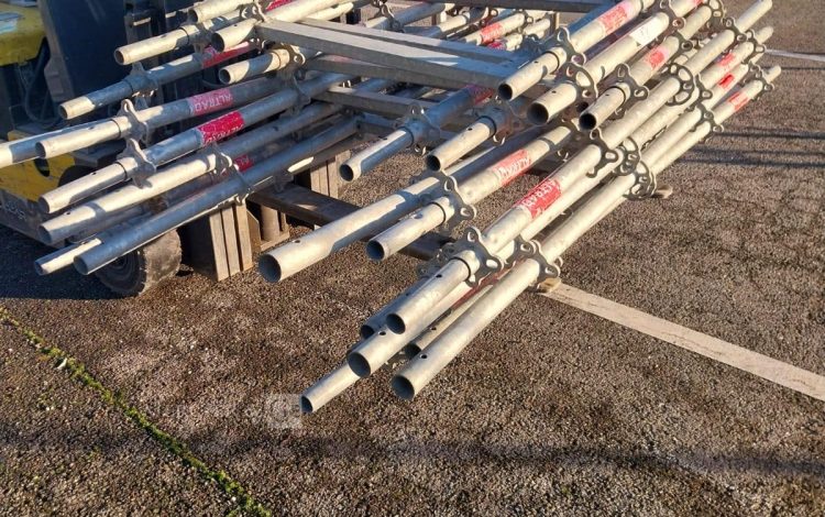 Autre Lot de 17 montants pour échafaudage dont 10 de 80 x 200 cm et 7 de 80 x 100 cm  18