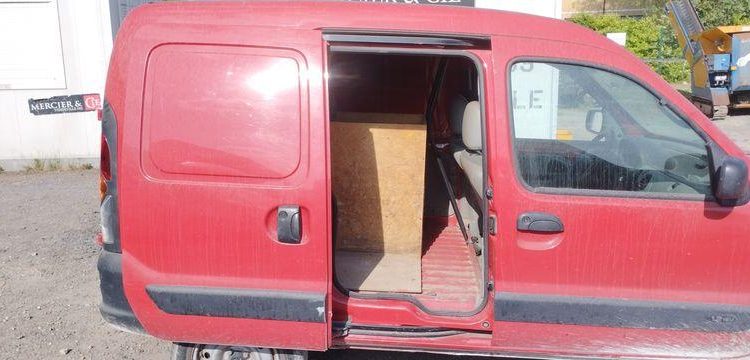RENAULT KANGOO EXPRESS 1,2 16V 75 CV – ESSENCE – 86966 KMS – ANNEE 2003 BORDEAUX 2351VJ62