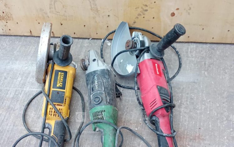 Autre Lot de 3 meuleuse dont 1 Stanley , 1 Hitachi  et 1 Einhell non testé  28