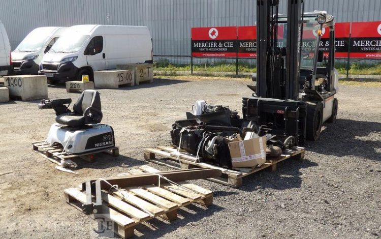 NISSAN CHARIOT ELEVATEUR FRONTAL DX30 3T  28684
