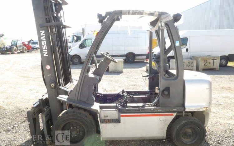NISSAN CHARIOT ELEVATEUR FRONTAL DX30 3T  28684