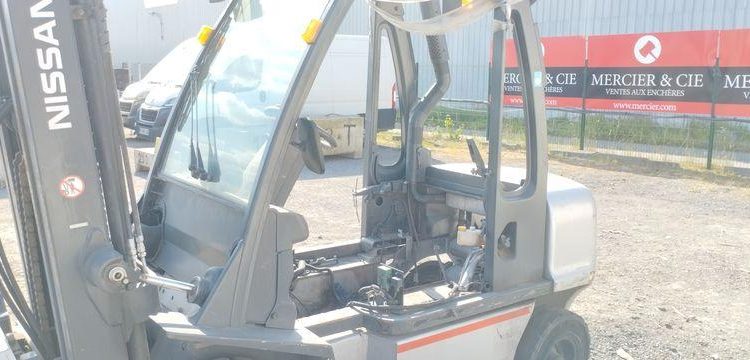 NISSAN CHARIOT ELEVATEUR FRONTAL DX30 3T  28684