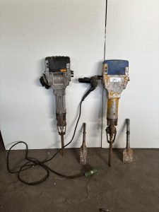 Autre Lot de deux marteaux piqueurs. Articles non testés  321