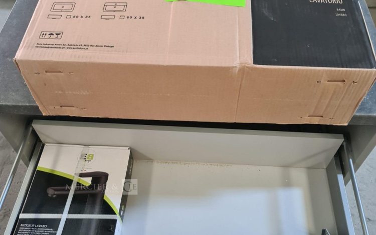 Autre Lot meuble salle de bain de 90cm  , lavabo à poser de 60×35 cm , une bonde , et  323
