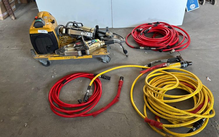 Autre Lot composé de plusieurs outils pour les véhicules de décarcération.  326
