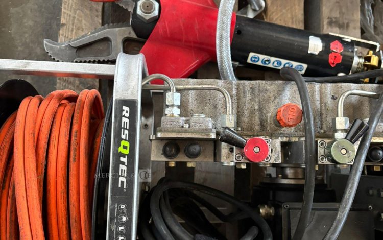 Autre Lot composé de plusieurs outils pour les véhicules de décarcération.  328