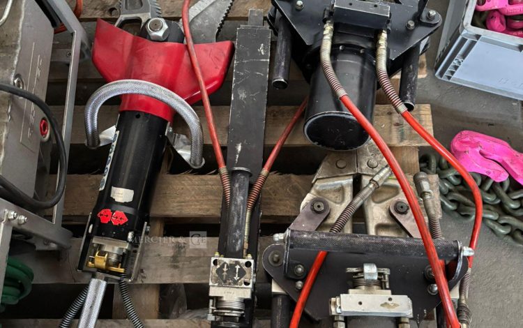 Autre Lot composé de plusieurs outils pour les véhicules de décarcération.  328