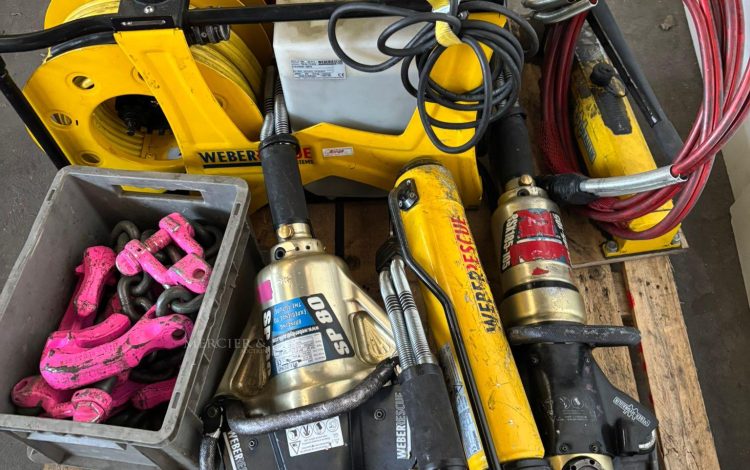 Autre Lot composé de plusieurs outils pour les véhicules de décarcération.  335